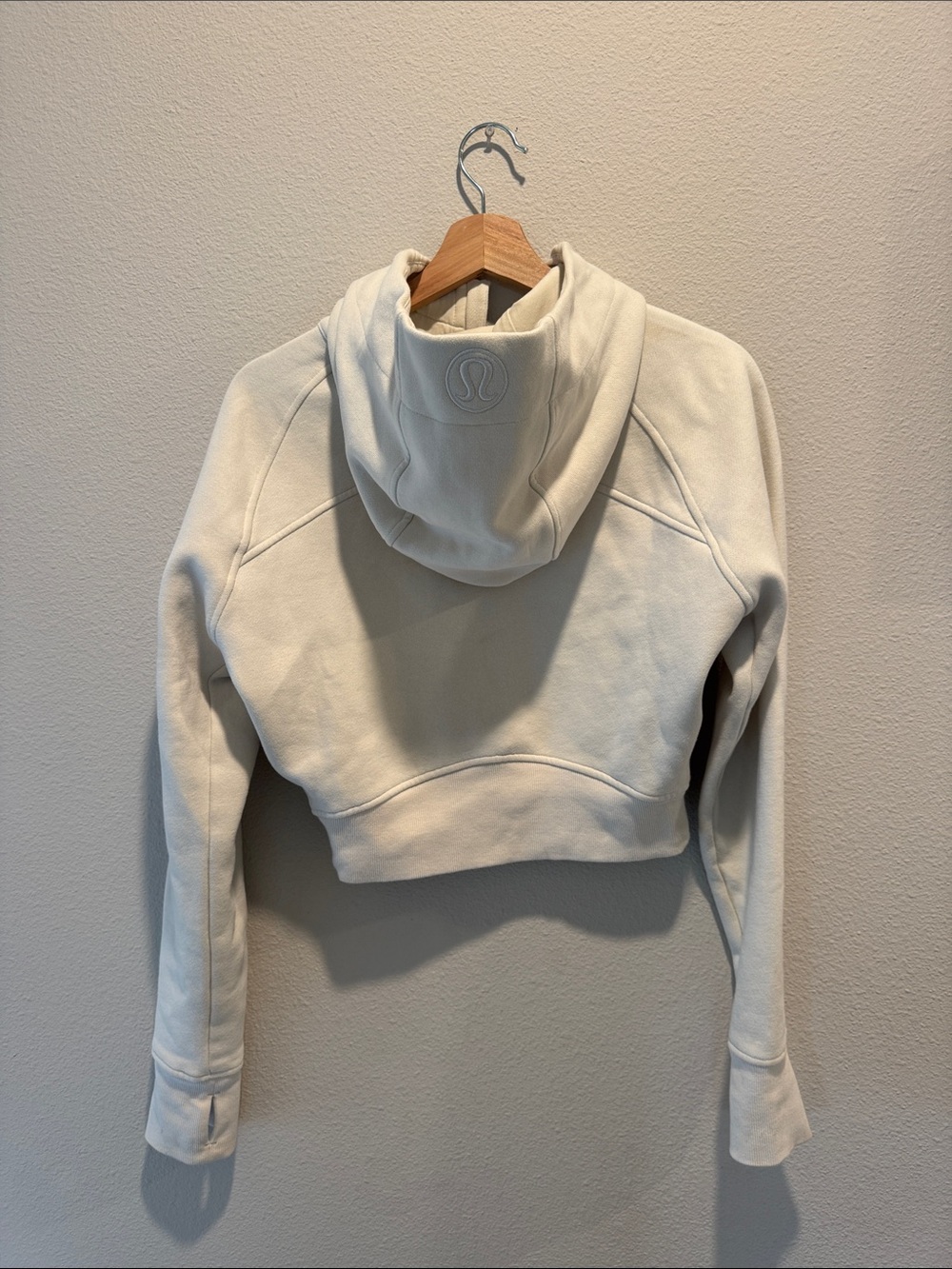 Lululemon Scuba Full Zip Cropped Hoodie in Bone (Size 6) - Picture 3 of 4